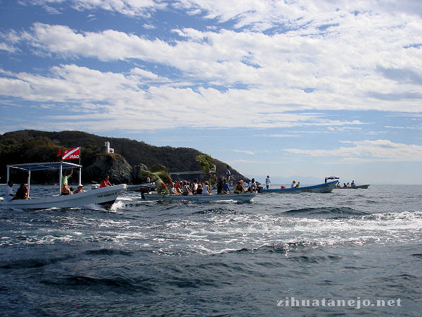 Flotilla of pangas going to La Piedra Solitaria