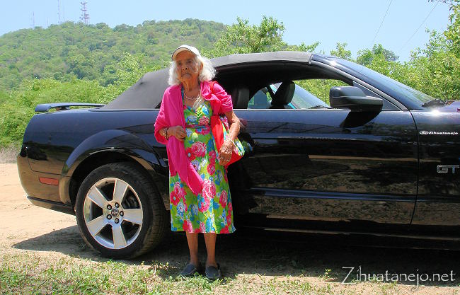 Caritina Galeana con Mustang