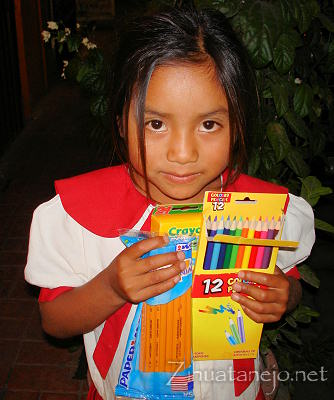 Ni�a con �tiles escolares donados