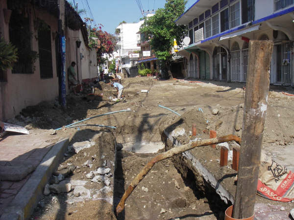 Street repairs on Juan N. Alvarez in Zihuatanejo